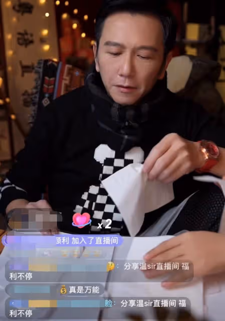 太尷尬!57歲溫兆倫帶貨女性用品惹爭議,親手展示被指不合適