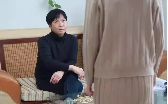 婆婆崴腳,我背她下樓,順手摸一下她口袋:「你這個老不死的」
