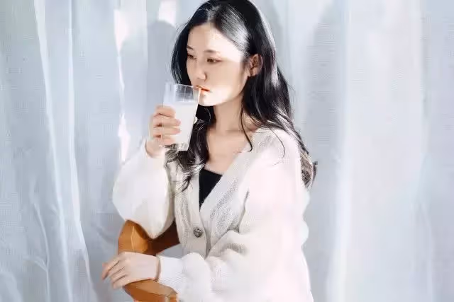 「乖女兒,你弟不容易,拆遷款和房給他,34萬住院費你給」我:滾