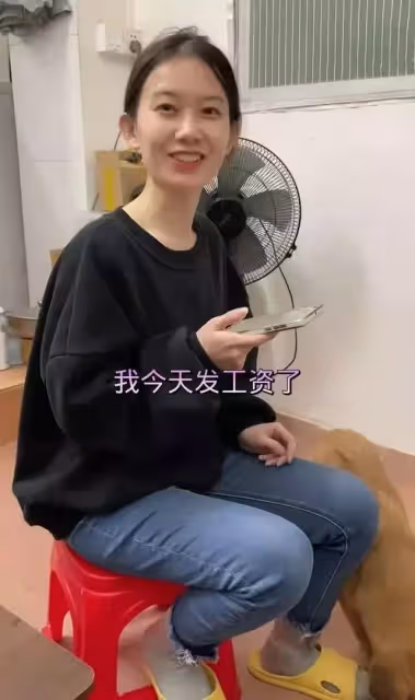 女子月薪漲到5000,開心地請男友吃夜宵,網友:月薪3萬都不開心