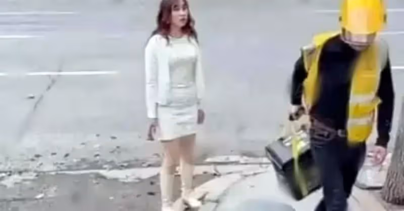 外賣員供女友上大學，當街求婚反被打臉，拖著箱子邊走邊哭