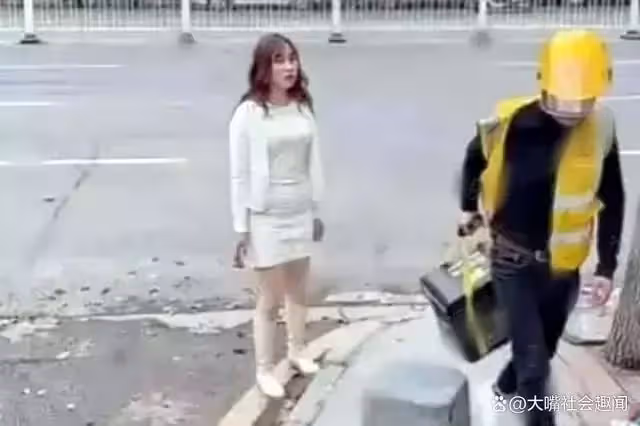 外賣員供女友上大學,當街求婚反被打臉,拖著箱子邊走邊哭