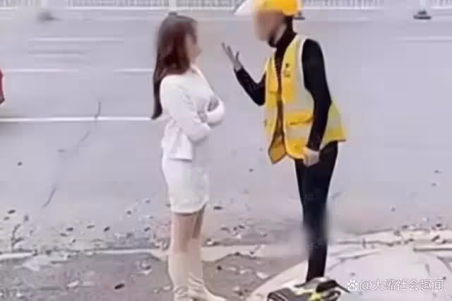 外賣員供女友上大學,當街求婚反被打臉,拖著箱子邊走邊哭