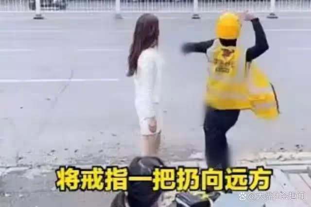 外賣員供女友上大學，當街求婚反被打臉，拖著箱子邊走邊哭