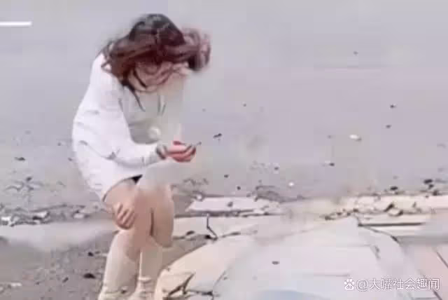 外賣員供女友上大學，當街求婚反被打臉，拖著箱子邊走邊哭