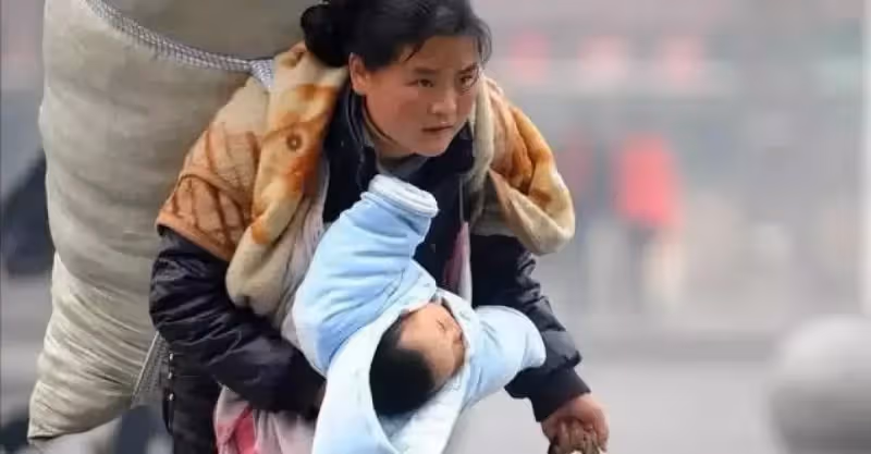 12年前感動中國的「春運媽媽」，如今被人找到了，懷中孩子已離世