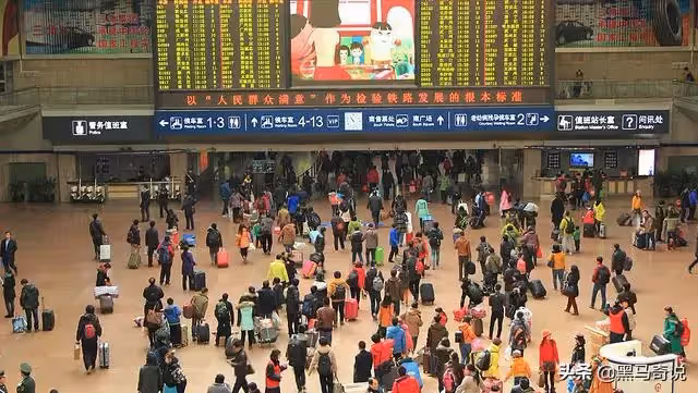 12年前感動中國的「春運媽媽」，如今被人找到了，懷中孩子已離世