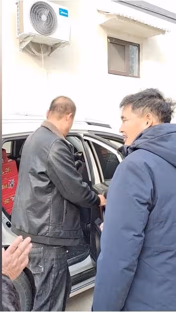 陳亞男公開道歉後，大衣哥懶理風波忙會客，要求兒媳半年不直播