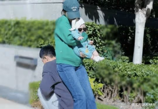 杜淳男友力爆棚!與妻子親吻後倒向水池,曾充當妻兒的「沙發」