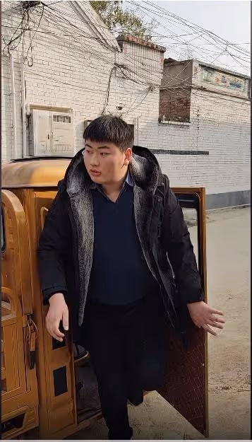 陳亞男公開道歉後，大衣哥懶理風波忙會客，要求兒媳半年不直播