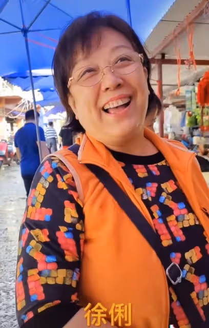前央視主播徐俐逛菜市場,打扮樸素被認出,親切熱聊稱就是過日子