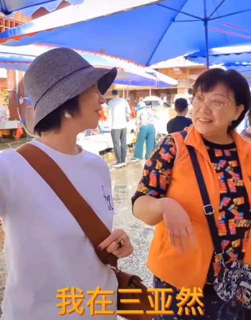 前央視主播徐俐逛菜市場,打扮樸素被認出,親切熱聊稱就是過日子