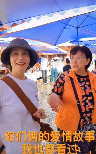 前央視主播徐俐逛菜市場,打扮樸素被認出,親切熱聊稱就是過日子