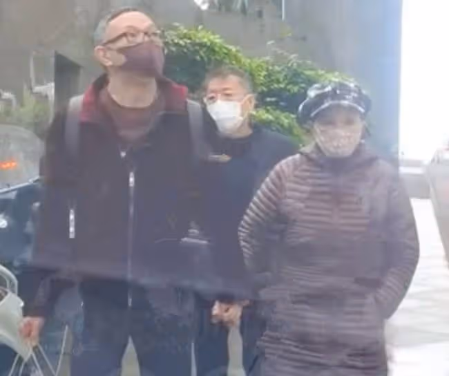 78歲富婆白韻琴與小15歲老公出行,十指緊扣太恩愛,卻被指像母子