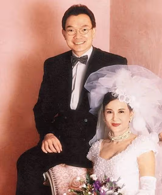 78歲富婆白韻琴與小15歲老公出行,十指緊扣太恩愛,卻被指像母子