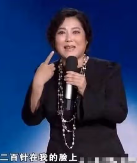 50歲的王茜華,「整容百次」演年輕姑娘,二婚丈夫是富豪
