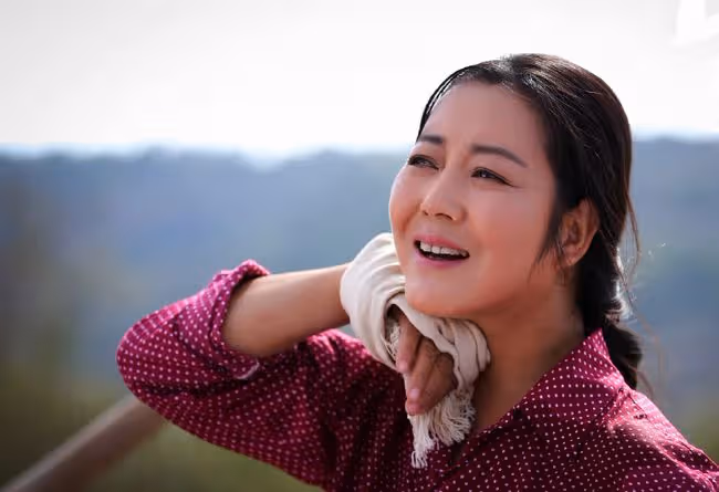 50歲的王茜華,「整容百次」演年輕姑娘,二婚丈夫是富豪