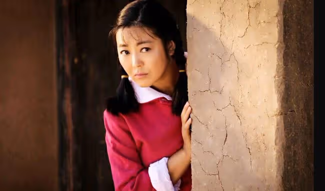50歲的王茜華,「整容百次」演年輕姑娘,二婚丈夫是富豪