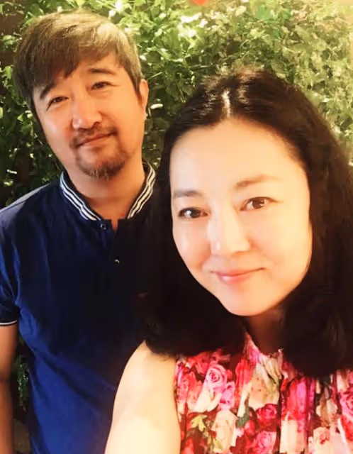 50歲的王茜華,「整容百次」演年輕姑娘,二婚丈夫是富豪