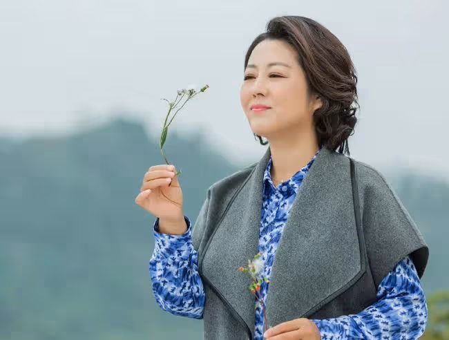 50歲的王茜華,「整容百次」演年輕姑娘,二婚丈夫是富豪