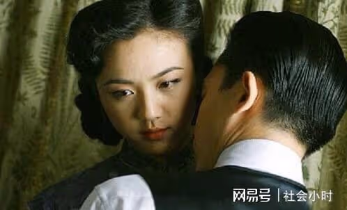 女演員在片場假戲真做,導演急忙喊停,結果阻止不了她!