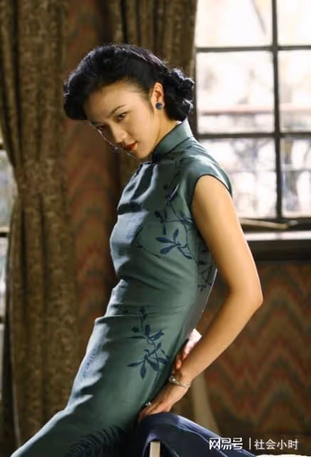 女演員在片場假戲真做,導演急忙喊停,結果阻止不了她!