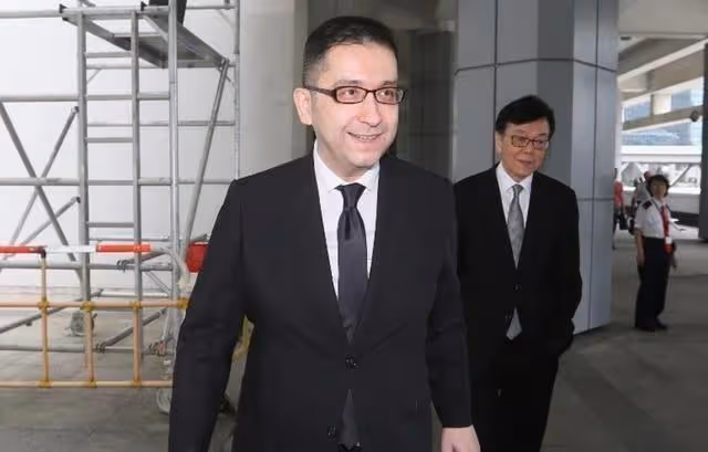 兒子得知生父是舅舅以後,不難過反而很開心,因為舅舅是千億富豪