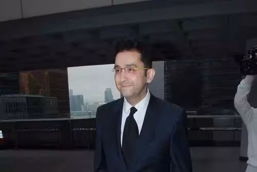 兒子得知生父是舅舅以後,不難過反而很開心,因為舅舅是千億富豪