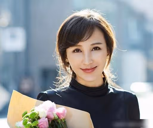 19歲與導演私奔,地下室內生下3胎,丈夫用7部劇將其捧紅!