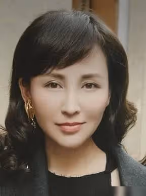 19歲與導演私奔,地下室內生下3胎,丈夫用7部劇將其捧紅!