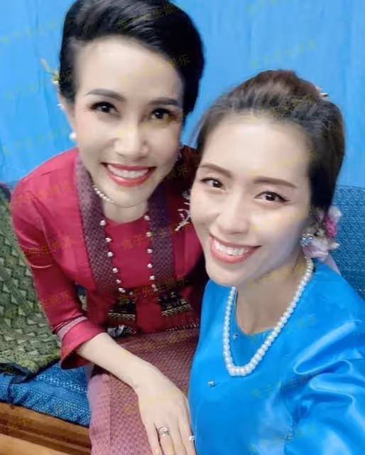 泰王35歲貴妃大變樣,披頭散髮穿「現代裝」,掐腰吐舌頭宛如女王