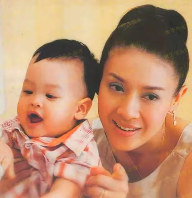 泰王35歲貴妃大變樣,披頭散髮穿「現代裝」,掐腰吐舌頭宛如女王
