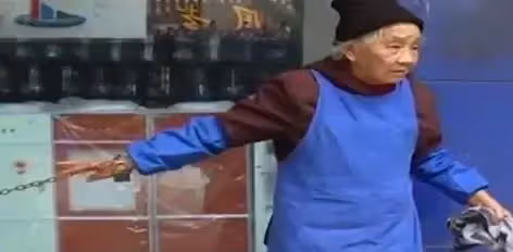 用鐵鍊拴住母親,兒子每天把88歲老母親拴在路邊,卻被人說大孝子,鄰居揭內幕:讓人落淚