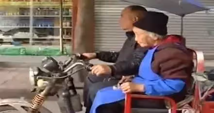 用鐵鍊拴住母親,兒子每天把88歲老母親拴在路邊,卻被人說大孝子,鄰居揭內幕:讓人落淚