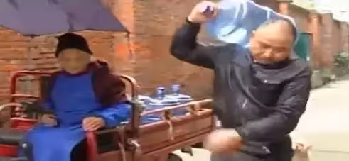 用鐵鍊拴住母親,兒子每天把88歲老母親拴在路邊,卻被人說大孝子,鄰居揭內幕:讓人落淚