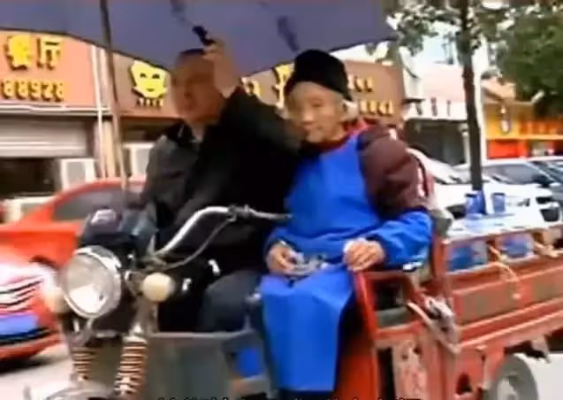 用鐵鍊拴住母親,兒子每天把88歲老母親拴在路邊,卻被人說大孝子,鄰居揭內幕:讓人落淚