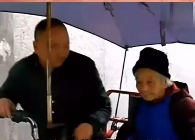 用鐵鍊拴住母親,兒子每天把88歲老母親拴在路邊,卻被人說大孝子,鄰居揭內幕:讓人落淚
