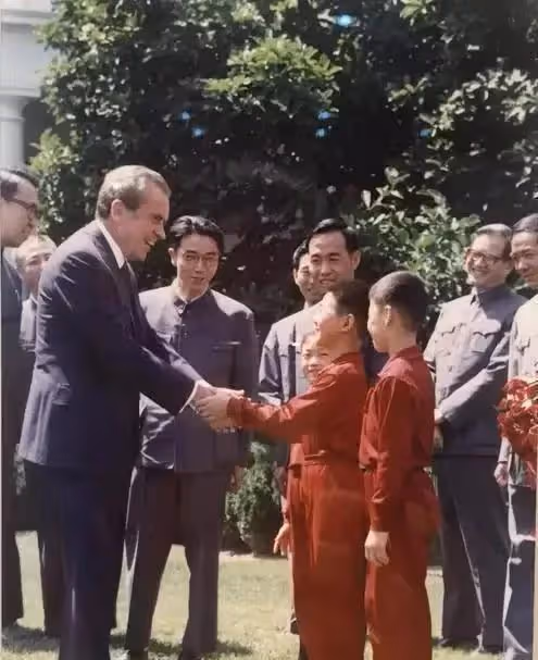 李連杰背景有多強?魯豫問他爺爺是誰,李連杰:我敢說,你不敢播