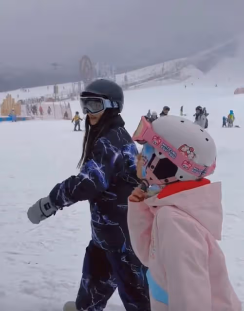 李小璐曬甜馨滑雪視頻,為其重金聘請私人教練,此前被曝鮮肉戀情