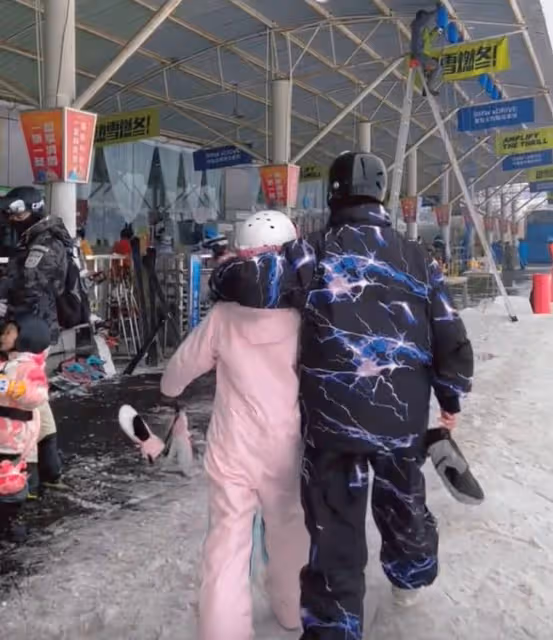 李小璐曬甜馨滑雪視頻,為其重金聘請私人教練,此前被曝鮮肉戀情