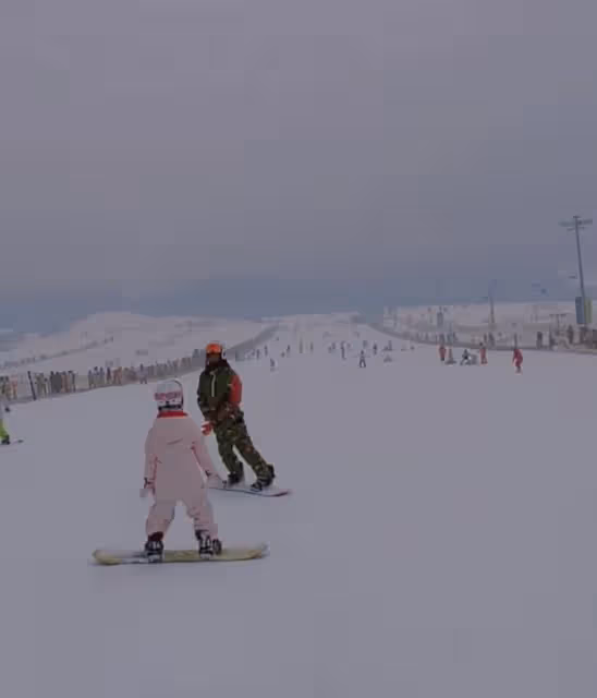 李小璐曬甜馨滑雪視頻,為其重金聘請私人教練,此前被曝鮮肉戀情