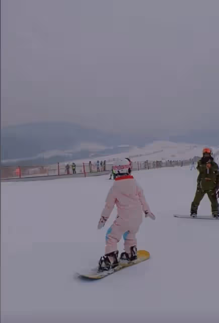李小璐曬甜馨滑雪視頻,為其重金聘請私人教練,此前被曝鮮肉戀情