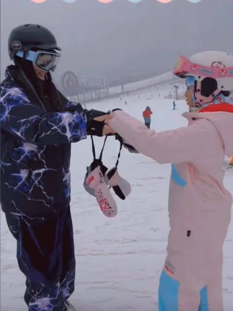 李小璐曬甜馨滑雪視頻,為其重金聘請私人教練,此前被曝鮮肉戀情