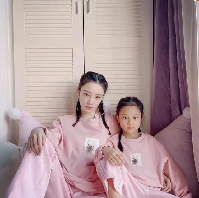 李小璐曬甜馨滑雪視頻,為其重金聘請私人教練,此前被曝鮮肉戀情
