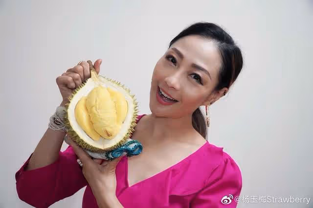56歲TVB女星憑反派火出圈,稱已單身8年,身邊有二十多歲追求者