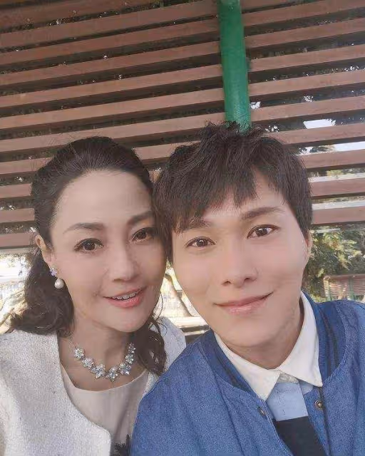 56歲TVB女星憑反派火出圈,稱已單身8年,身邊有二十多歲追求者