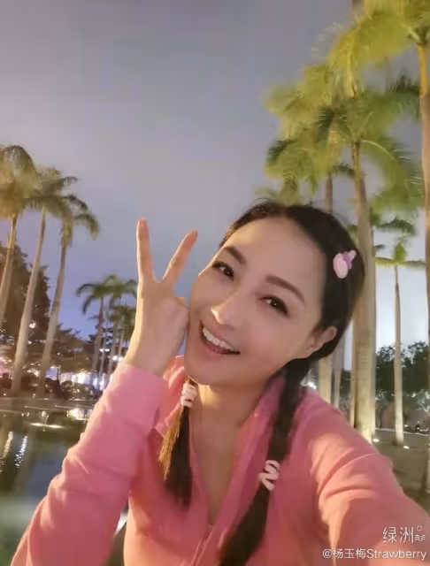 56歲TVB女星憑反派火出圈,稱已單身8年,身邊有二十多歲追求者