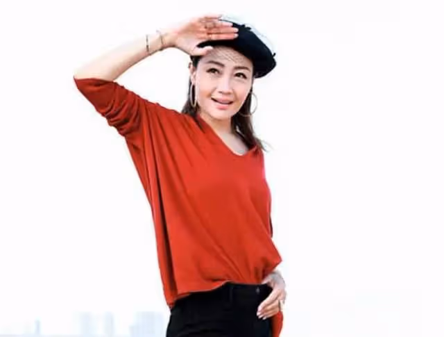 56歲TVB女星憑反派火出圈,稱已單身8年,身邊有二十多歲追求者