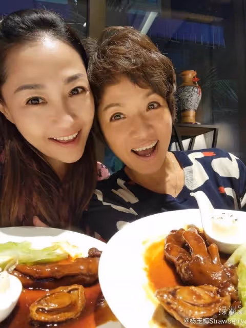 56歲TVB女星憑反派火出圈,稱已單身8年,身邊有二十多歲追求者