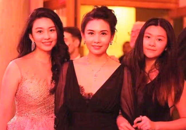 邱淑貞18歲二女兒罕露面,顏值大幅提升,氣質出眾不輸姐姐沈月